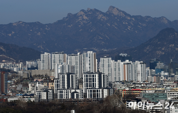 서울 용산 드래곤시티 호텔에서 바라본 아파트 전경. [사진=김성진 기자]
