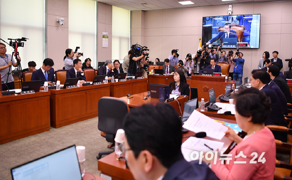 정청래 법사위원장이 14일 오전 서울 여의도 국회에서 열린 법제사법위원회 전체회의를 주재하고 있다. [사진=곽영래 기자]