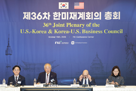 15일 서울 여의도 FKI타워 컨퍼런스센터에서 열린 제36차 한미재계회의에서 조원태 한진그룹 회장(왼쪽부터), 김정관 산업통상부 장관, 류진 한경협 회장, 에반 그린버그 미한재계회의 위원장, 미셸 스틸 주한미국대사가 참석해 기념촬영을 하고 있다. 2026.10.15 [사진=연합뉴스]