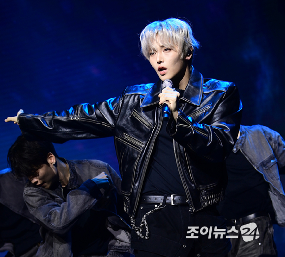 가수 장한음이 30일 오후 서울 강남구 성암아트홀에서 열린 두 번째 EP 'DAYDREAM' 발매 기념 쇼케이스에서 타이틀곡 'WANNA' 무대를 선보이고 있다. [사진=정소희 기자]