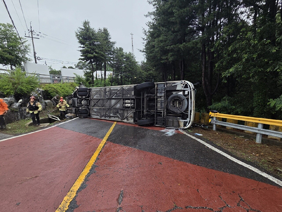 파주 도라전망대 오르던 관광버스 전도 [경기도북부소방재난본부 제공 ] [사진=연합뉴스 ]