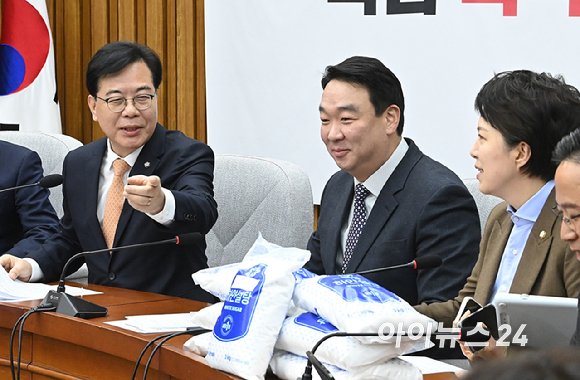 송언석 국민의힘 원내대표가 3일 서울 여의도 국회에서 열린 원내대책회의에 앞서 설탕부담금 관련 발언을 하고 있다. [사진=곽영래 기자]