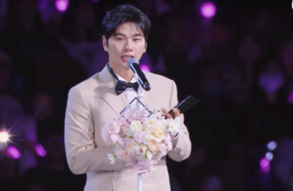 이이경 [사진=위버스 캡처]