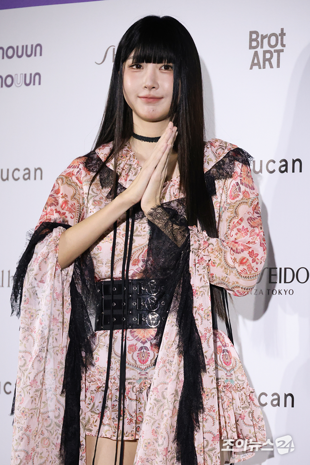 가수 달수빈이 1일 오후 서울 중구 동대문디자인플라자에서 진행된 2027 S/S 서울패션위크 '두칸' 컬렉션에 참석해 포즈를 취하고 있다. [사진=문수지 기자]