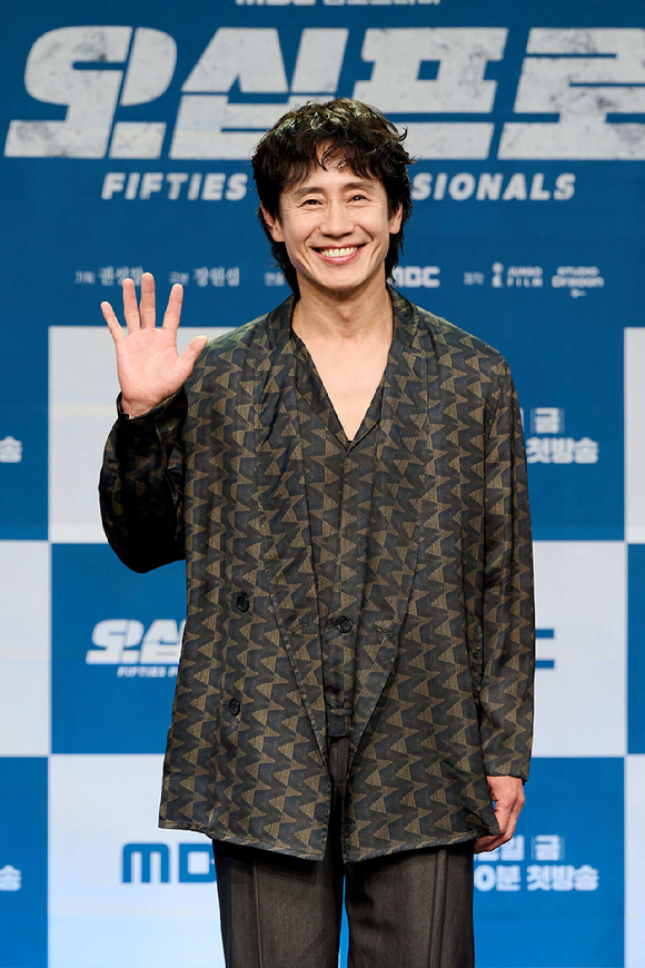 신하균이 21일 서울 마포구 상암동 MBC신사옥방송센터에서 진행된 MBC 새 금토드라마 &lsquo;오십프로&rsquo; 제작발표회에서 포토타임을 갖고 있다. [사진=MBC]