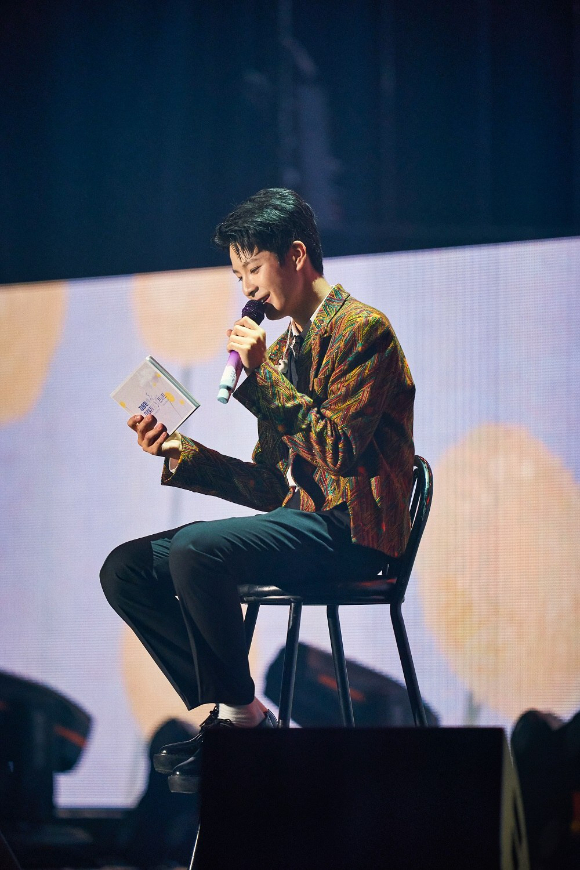 정동원이 전국투어 '동화' 무대에 올라 팬들과 소통하고 있다. [사진=쇼플레이]