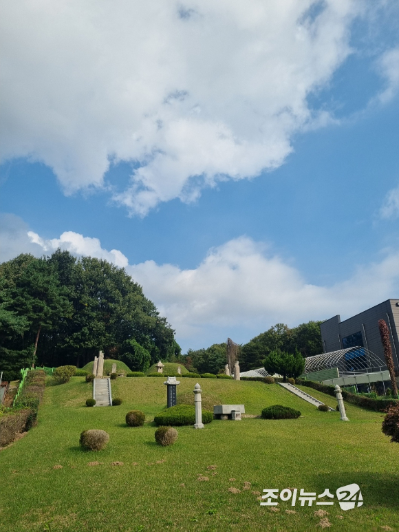 25일 오전 열린 '브브걸 민영과 함께 하는 팬트레킹-제12회 희망찾기 등산&middot;트레킹 교실'(이하 트레킹교실)' 참가자들이 정의공주 묘역을 둘러보고 있다. [사진=이미영 기자]