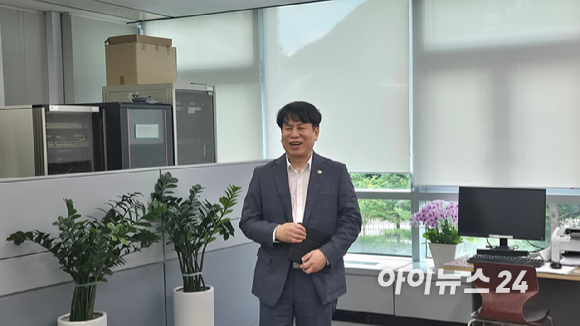 박인규 과학기술혁신본부장이 28일 세종청사 과기정통부 기자실에 들러 기자들과 대화하고 있다. [사진=정종오 기자]