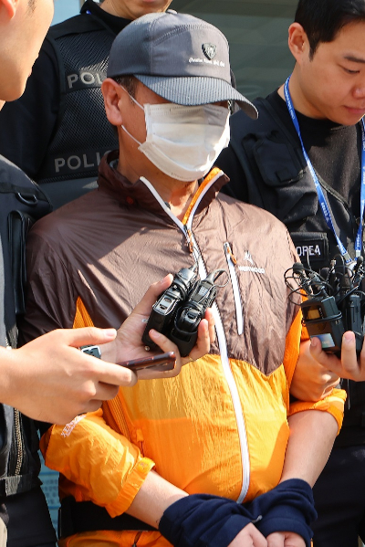 인천 송도에서 사제 총기로 아들을 살해한 60대 남성 A씨가 30일 인천 논현경찰서 유치장에서 검찰로 송치되고 있다. 2025.7.30 [사진=연합뉴스]