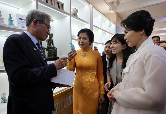 김혜경 여사와 또 럼 베트남 당 서기장의 배우자 응오 프엉 리 여사가 11일 서울 용산구 국립중앙박물관에서 유홍준 관장과 전시물을 보고 있다. 2025.8.11 [사진=연합뉴스]