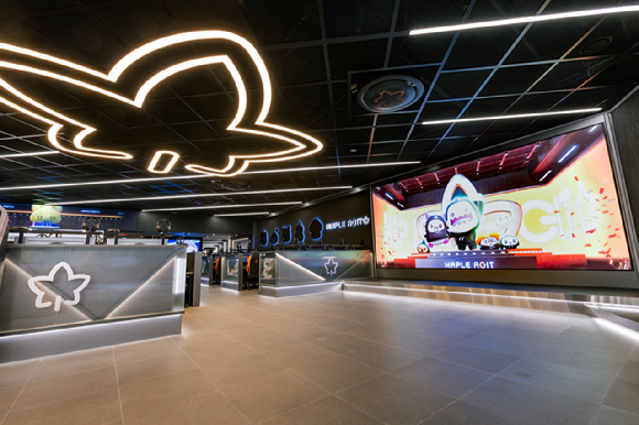 이재명 대통령이 지난 15일 서울 성동구 '펍지 성수' 내에 위치한 PC방 '플레이 아레나'에서 크래프톤의 인생 시뮬레이션 게임 '인조이'를 체험하고 있다. [사진=연합뉴스]