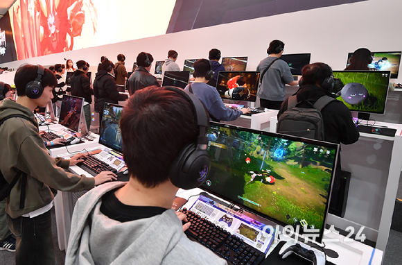 13일 부산 해운대구 벡스코에서 열린 국제게임전시회 '지스타 2025'에서 참관객들이 넷마블 부스를 체험하고 있다. [사진=곽영래 기자]