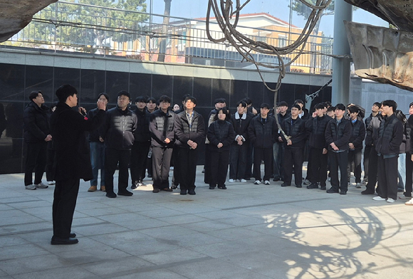 LIG넥스원 임직원들이 천안함 피격사건에 대한 설명을 듣고있다. [사진=LIG넥스원]