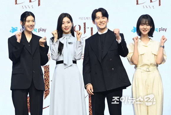 배우 정은채-수지-김준한-박예영이 21일 오전 여의도 콘래드서울에서 열린 쿠팡플레이 시리즈 '안나' 제작발표회에 참석해 포토타임을 갖고 있다. [사진=정소희 기자]