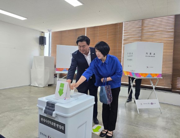 임병택 시흥시장과 부인 김보영씨가 29일 거북섬동 행정복지센터에 마련된 21대 대통령 선거 사전 투표소에서 투표를 하고 있다. [사진=임 시장 SNS]
