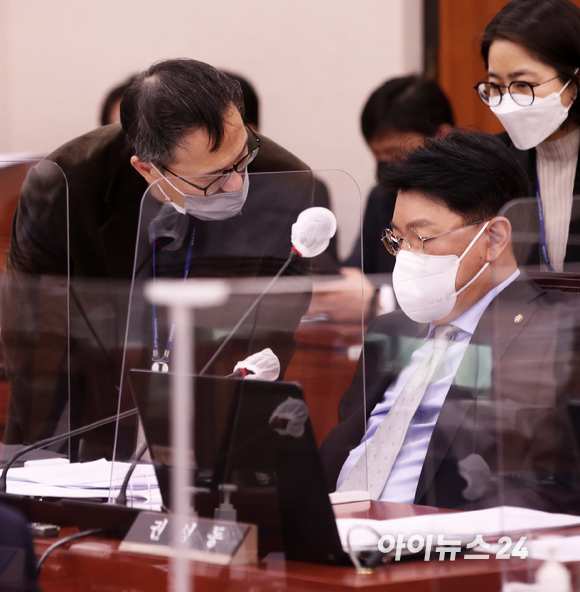 박주민 더불어민주당 간사와 장제원 국민의힘 간사가 10일 오후 서울 여의도 국회에서 열린 법제사법위원회 전체회의에서 대화를 나누고 있다. [사진=김성진 기자]