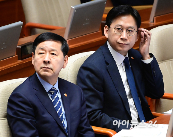 구윤철 부총리 겸 재정경제부 장관(왼쪽)과 배경훈 부총리 겸 과학기술정보통신부 장관이 10일오후 서울 여의도 국회에서 열린 제432회국회(임시회) 제5차 본회의 경제 분야 대정부질문에 참석하고 있다. [사진=정소희 기자]