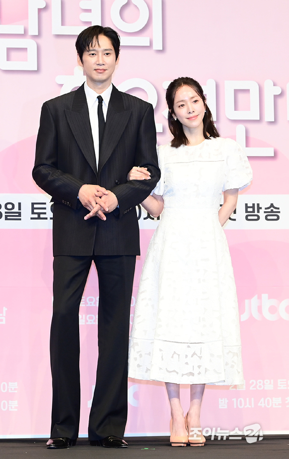 배우 박성훈과 한지민이 26일 오후 서울 신도림 더 링크호텔 서울에서 열린 JTBC 새 토일드라마 '미혼남녀의 효율적 만남' 제작발표회에 참석하고 있다. [사진=정소희 기자]