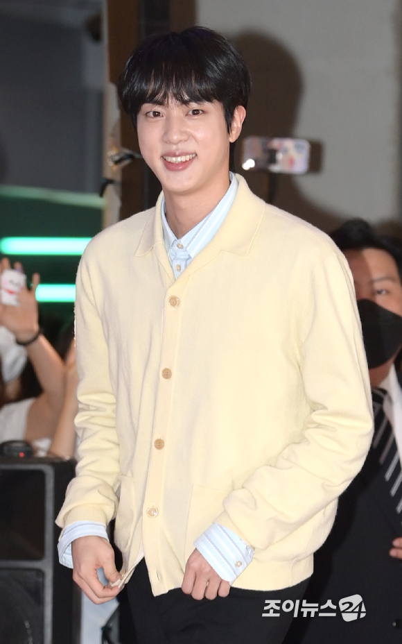 방탄소년단 진이 25일 오후 서울 삼성동 메가박스 코엑스에서 열린 영화 '비상선언'(감독 한재림) VIP 시사회에 참석해 포토타임을 갖고 있다.