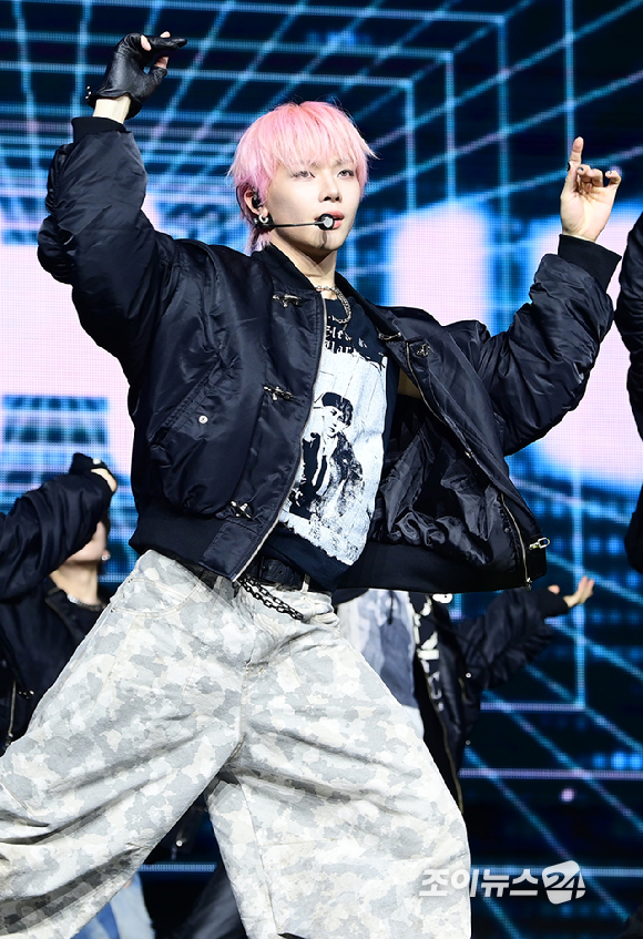 그룹 앤팀 니콜라스가 28일 오후 서울 용산구 한남동 블루스퀘어에서 열린 &TEAM(앤팀) 한국 데뷔 앨범 미니 1집 'Back to Life'(백 투 라이프)발매 기념 쇼케이스에 참석해 멋진 무대를 선보이고 있다. [사진=정소희 기자]