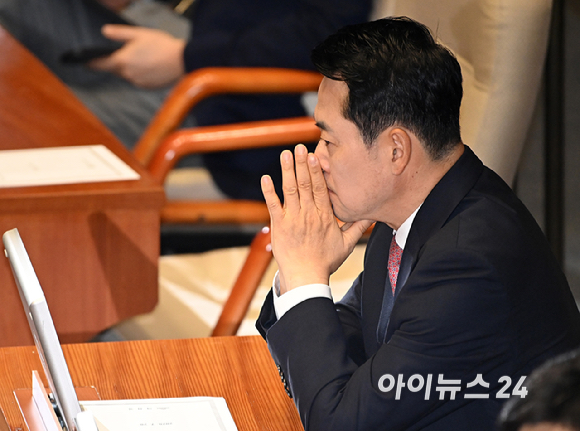 장동혁 국민의힘 당대표가 20일 서울 여의도 국회에서 열린 본회의에서 생각에 잠겨 있다. [사진=곽영래 기자]