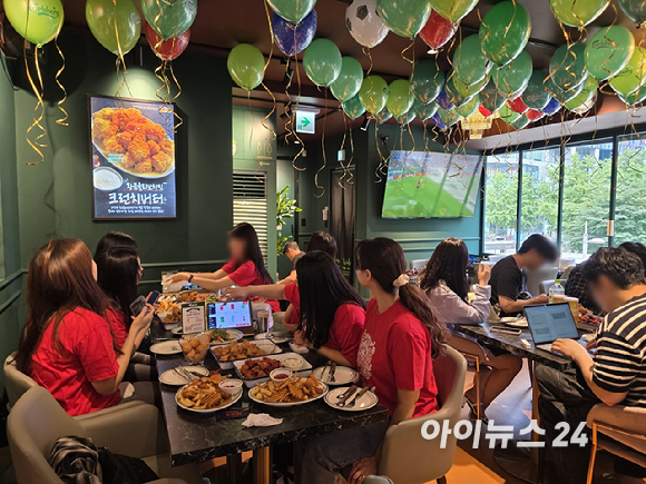 25일 오전 서울 종각역 인근 생맥주 전문점에서 시민들이 축구 경기를 관람하고 있다. [사진=구서윤 기자]