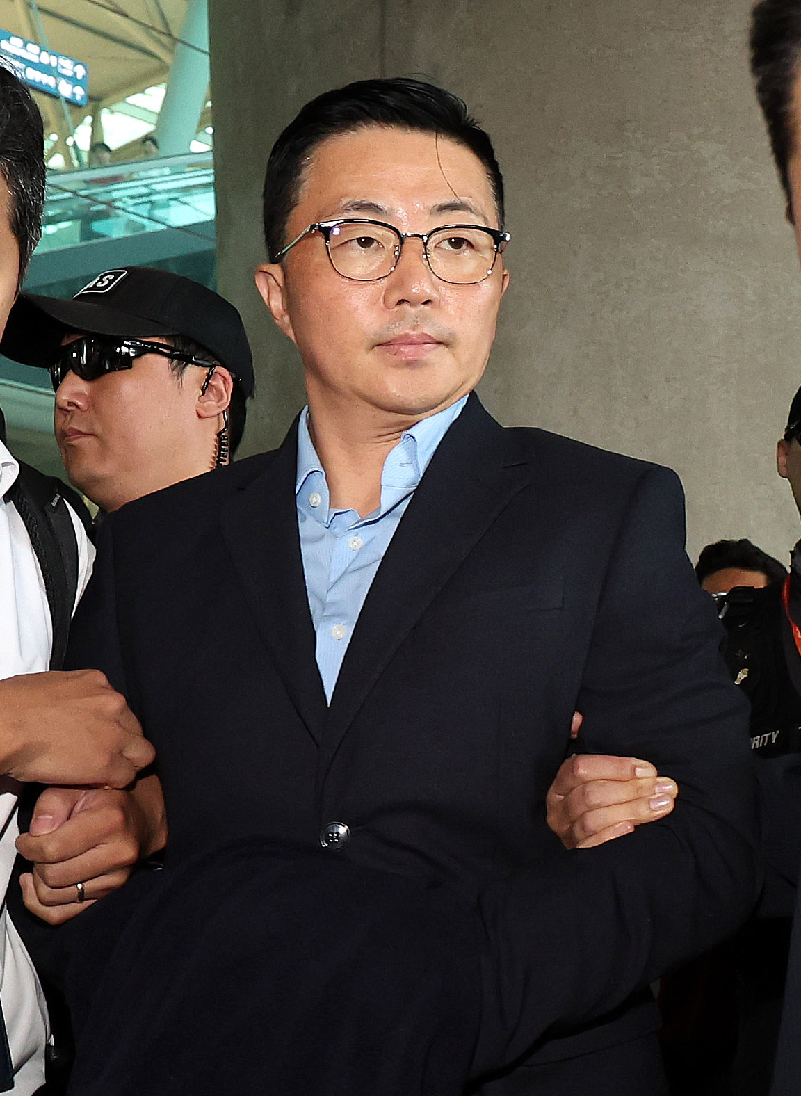 김건희 여사 일가의 '집사'로 지목된 김예성씨가 12일 인천국제공항 제1여객터미널을 통해 입국한 뒤 민중기 특별검사팀에 체포돼 이동하고 있다. 2025.8.12 [공동취재] [사진=연합뉴스]
