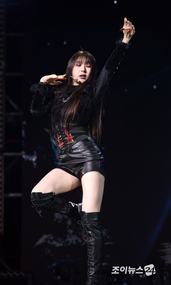 가수 이채연이 12일 오후 서울 광진구 예스24라이브홀에서 진행된 첫 번째 미니 앨범 '허쉬 러쉬(HUSH RUSH)' 쇼케이스에서 타이틀곡 무대를 선보이고 있다. [사진=정소희 기자]