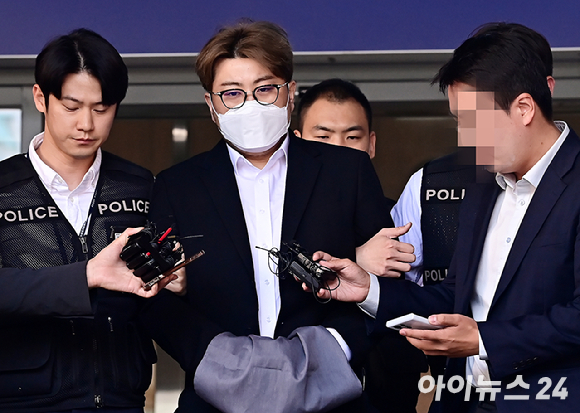 음주 뺑소니 혐의를 받는 가수 김호중이 영장실질심사(구속 전 피의자심문)를 받기 위해 지난 5월 24일 오전 서울 서초구 서울중앙지방법원에 출석하고 있다. [사진=곽영래 기자]