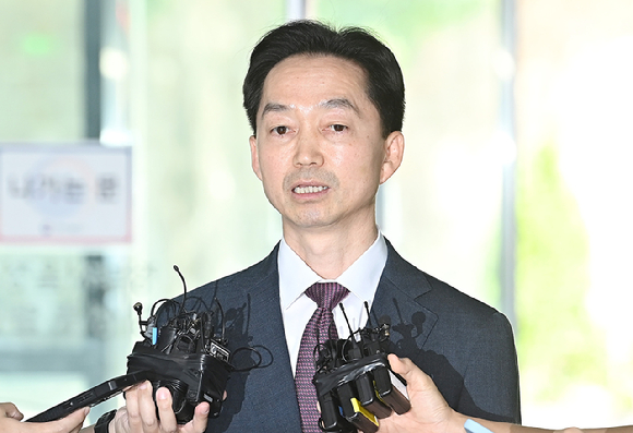 김지용 중대범죄수사청장 후보자가 8일 오후 서울 종로구 정부서울청사 창성동 별관에 마련된 인사청문회 준비단 사무실로 첫 출근하고 있다. [사진=곽영래 기자]