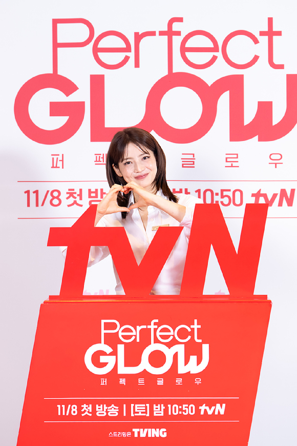 헤어디자이너 차홍이 6일 오전 온라인 중계로 진행된 tvN '퍼펙트 글로우' 제작발표회에 참석해 포즈를 취하고 있다. [사진=tvN]