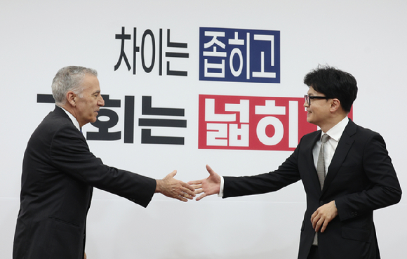 한동훈 국민의힘 대표와 필립 골드버그 주한미국대사가 20일 서울 여의도 국회에서 만나 악수하고 있다.  [사진=뉴시스]