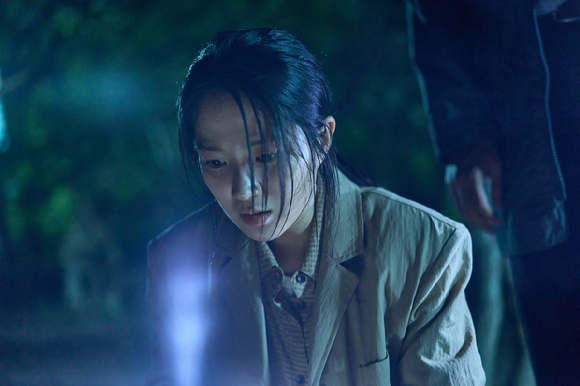 배우 김혜윤이 영화 '살목지'에서 열연하고 있다. [사진=(주)쇼박스]