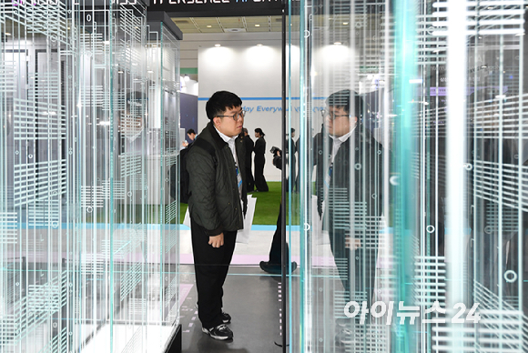 문식학 산업통상부 차관, 이철균 산자위 위원장, 김원이 산자위 간사, 엄기천 한국배터리 산업협회장 등 참석자들이 11일 서울 강남구 코엑스에서 열린 국내 최대 배터리 산업 전시회 '인터배터리 2026&rsquo;에서 테이프커팅을 하고 있다. [사진=곽영래 기자]