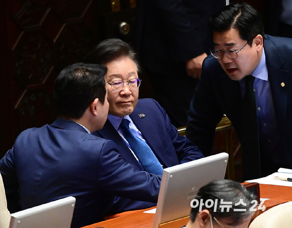 14일 오후 서울 여의도 국회에서 열린 본회의에서 이재명 더불어민주당 대표가 박정 국회 예결위원장과 박찬대 원내대표와 이야기를 나누고 있다. [사진=정소희 기자]