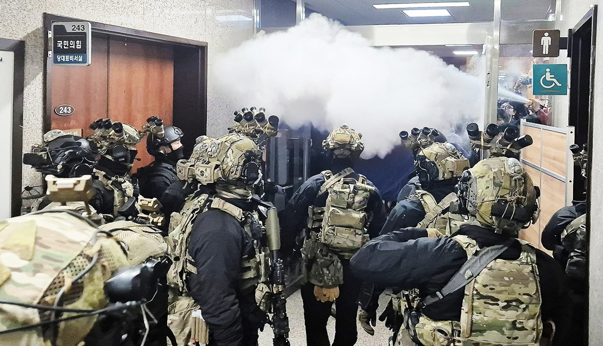 윤석열 전 대통령이 2024년 12월 3일 밤 서울 용산 대통령실 청사에서 긴급 대국민 특별 담화를 발표하고 비상계엄을 선포하고 있다. 2024.12.3 [대통령실 제공. 재판매 및 DB 금지] [사진=연합뉴스]