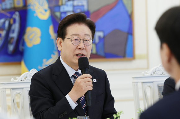 이재명 대통령이 29일 청와대에서 비교섭단체 및 무소속 의원들과 오찬에 앞서 발언하고 있다. 2026.4.29 [사진=연합뉴스]