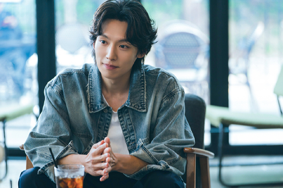 배우 이기택이 JTBC 토일드라마 '미혼남녀의 효율적 만남' 종영 인터뷰에 앞서 포즈를 취하고 있다. [사진=키이스트]