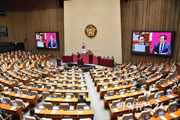 김민석 국무총리가 9일 오후 서울 여의도 국회에서 열린 본회의 정치&middot;외교&middot;통일&middot;안보 분야 대정부질문에서 질의에 답변하고 있다. [사진=곽영래 기자]