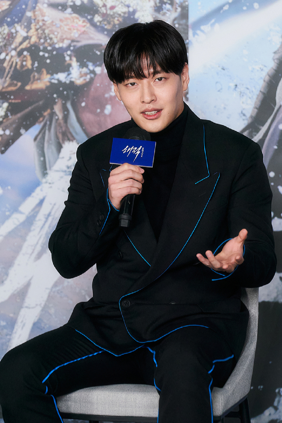 배우 강하늘이 29일 온라인으로 진행된 영화 '해적: 도깨비 깃발'(감독 김정훈) 제작보고회에 참석해 소감을 말하고 있다. [사진=롯데엔터테인먼트]