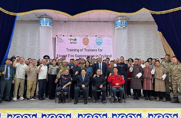 카자흐스탄에서 실시한 한-프 공동 산불 역량강화사업 참가자들이 기념촬영을 하고 있다. [사진=산림청]