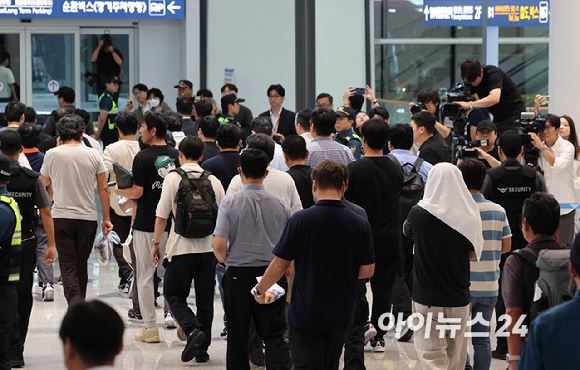 미국 이민당국에 의해 체포&middot;구금됐다 풀려난 한국인 316명이 탑승한 전세기가 인천국제공항 2터미널에 도착한 12일 오후 한국인 근로자들이 기다리던 가족들과 인사를 나누고 있다. [사진=정소희 기자]