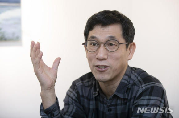 진중권 교수는 지난 7일 CBS 라디오 '박재홍의 한판승부'에 출연해 "김건희 여사를 건드리니까 굉장히 민감해서 '과잉 반응'이 나와버린 것"이라는 시각을 내놨다. [사진=뉴시스 ]