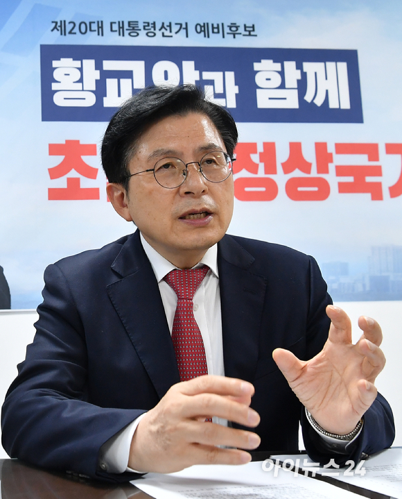 국민의힘 대선주자인 황교안 전 미래통합당(국민의힘 전신) 대표가 27일 오후 서울 영등포구에 위치한 선거 캠프 사무실에서 아이뉴스24와 인터뷰를 하고 있다. [사진=김성진 기자]