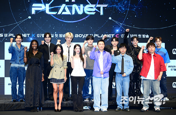 16일 오전 서울 구로구 더 세인트에서 열린 Mnet 새 예능프로그램 '보이즈2 플래닛' 제작발표회에서 김신영 CP-정우영, 고정경 PD를 비롯한 K&C 마스터들이 포토타임을 갖고 있다. [사진=정소희 기자]