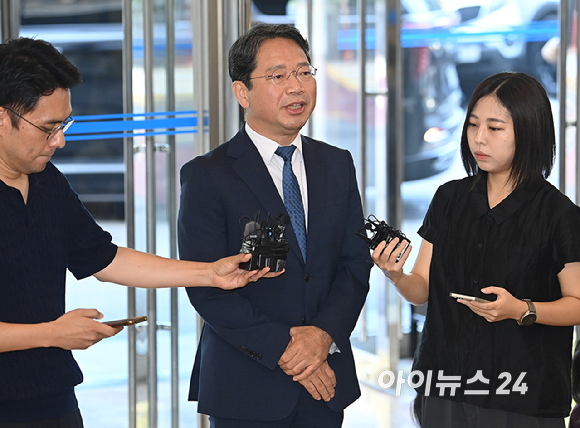 김승원 법무부 장관 후보자가 3일 오전 서울 종로구 적선현대빌딩에 마련된 인사청문회 준비사무실로 출근하고 있다. [사진=곽영래 기자]