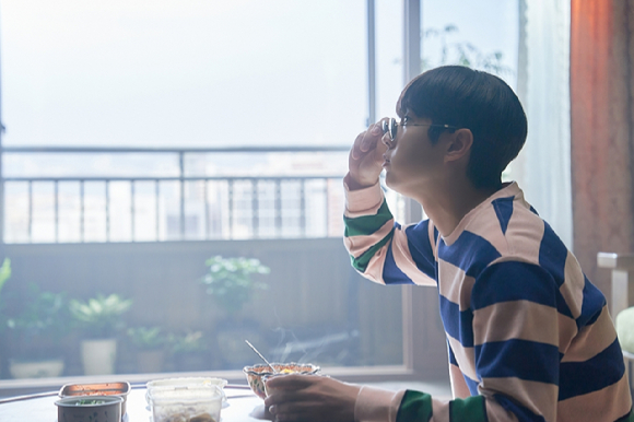 배우 최우식과 장혜진이 영화 '넘버원'에서 열연하고 있다. [사진=㈜바이포엠스튜디오]