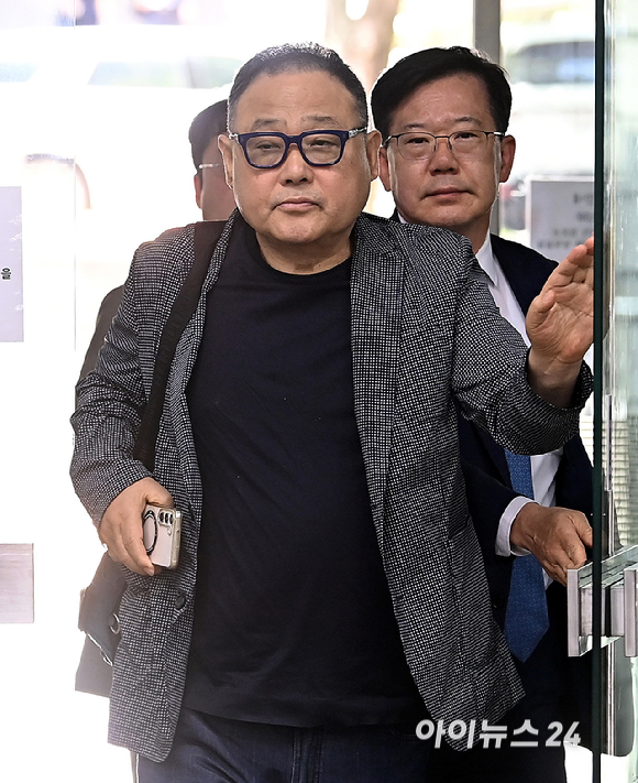 김건희에게 3990만 원 상당의 명품 시계를 전달한 혐의를 받는 서성빈 드론돔 대표가 26일 서울 서초구 서울중앙지방법원에서 열린 김건희 '매관매직' 혐의 1심 선고 공판에 출석하고 있다. [사진=곽영래 기자]