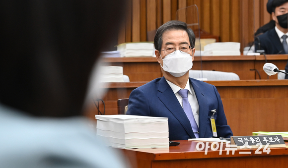 한덕수 국무총리 후보자가 26일 서울 여의도 국회에서 열린 인사청문회에서 전주혜 국민의힘 의원의 의사진행발언을 듣고 있다. [사진=김성진 기자]