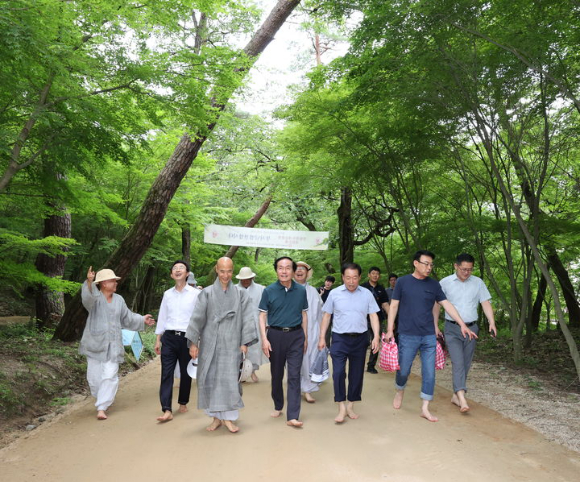 마포구는 상암동 879에 자리한 부엉이근린공원에 맨발로 걸을 수 있는 '황톳길'을 조성한다. 사진은 경북 의성군 천년사찰 고운사 일원에서 열린 '천년숲길 맨발걷기' 행사. [사진=의성군/뉴시스]